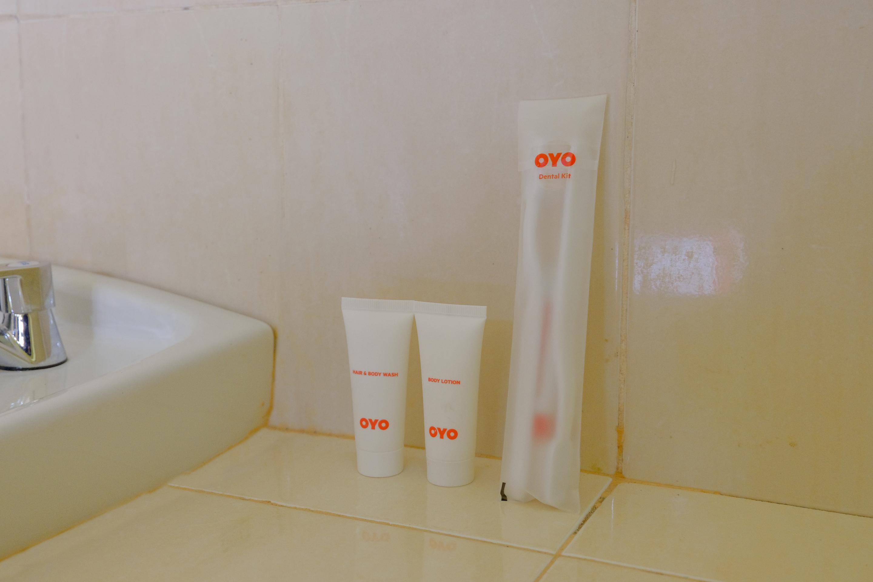 Oyo 1784 Hj. Aniek Residence Madiun Bagian luar foto