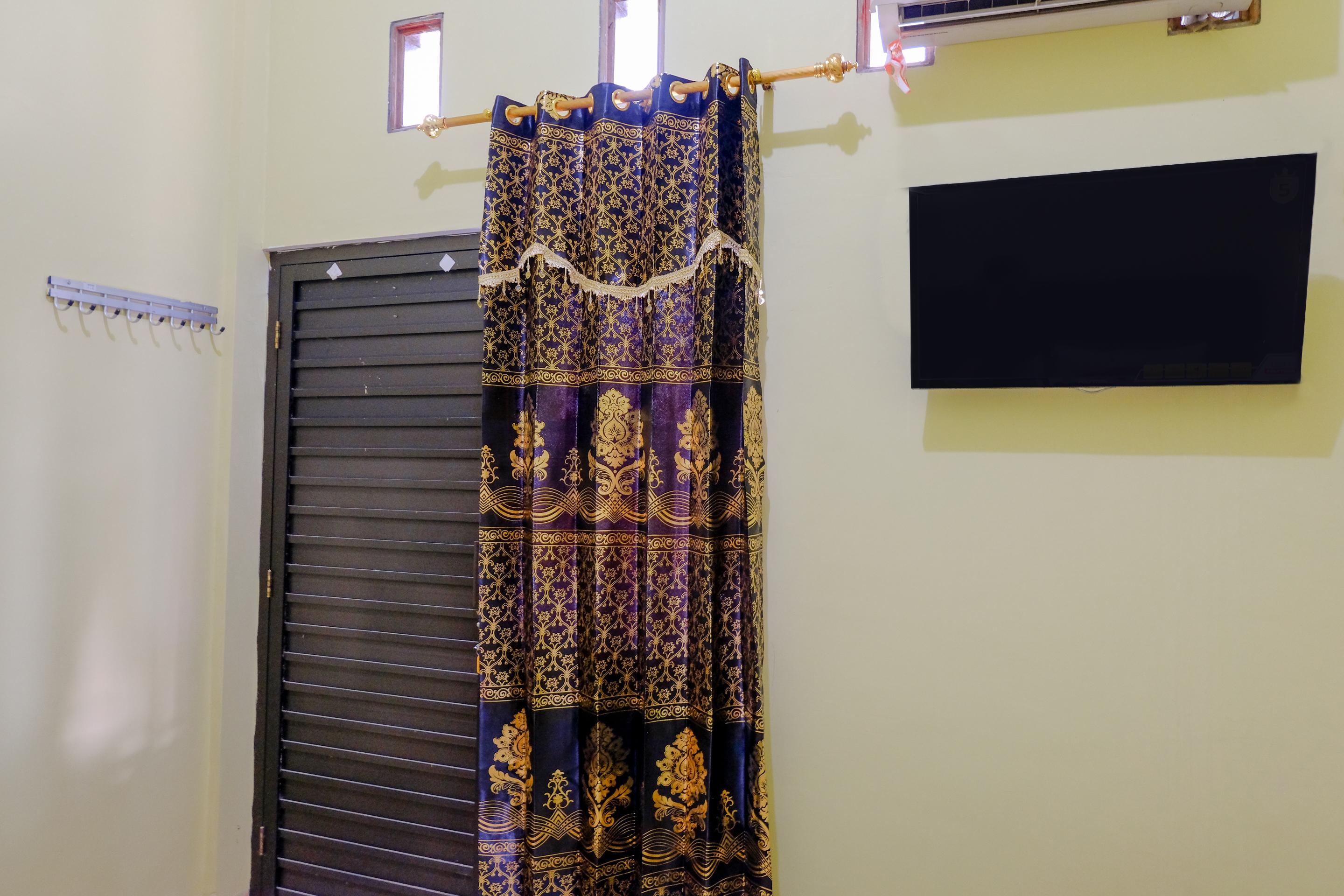 Oyo 1784 Hj. Aniek Residence Madiun Bagian luar foto