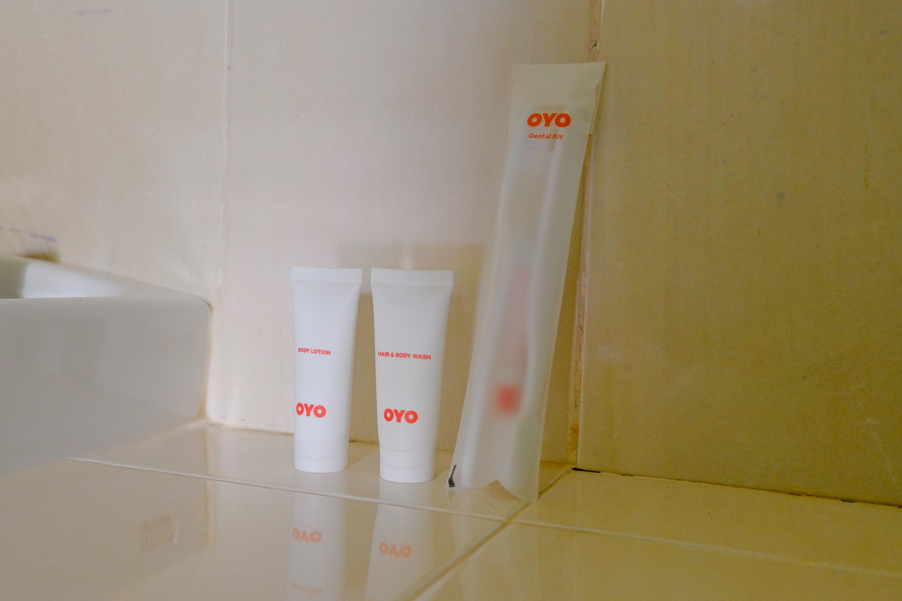 Oyo 1784 Hj. Aniek Residence Madiun Bagian luar foto