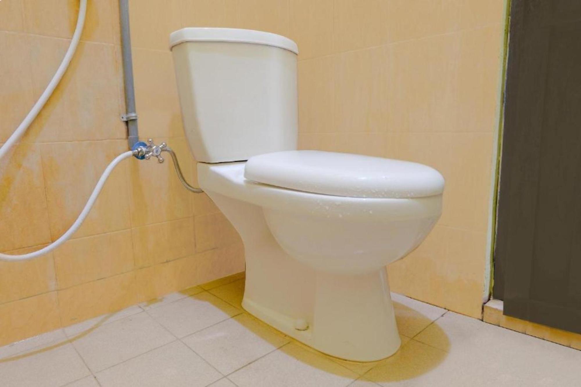 Oyo 1784 Hj. Aniek Residence Madiun Bagian luar foto