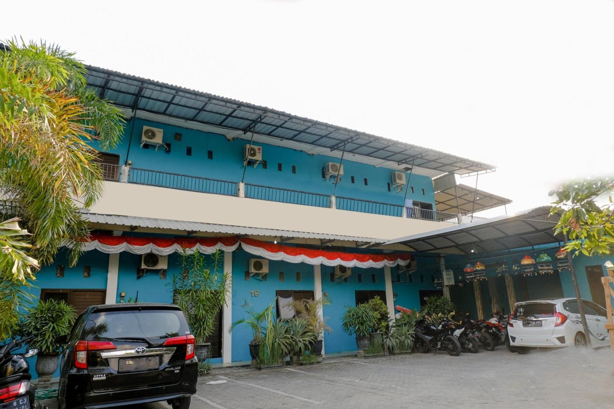 Oyo 1784 Hj. Aniek Residence Madiun Bagian luar foto