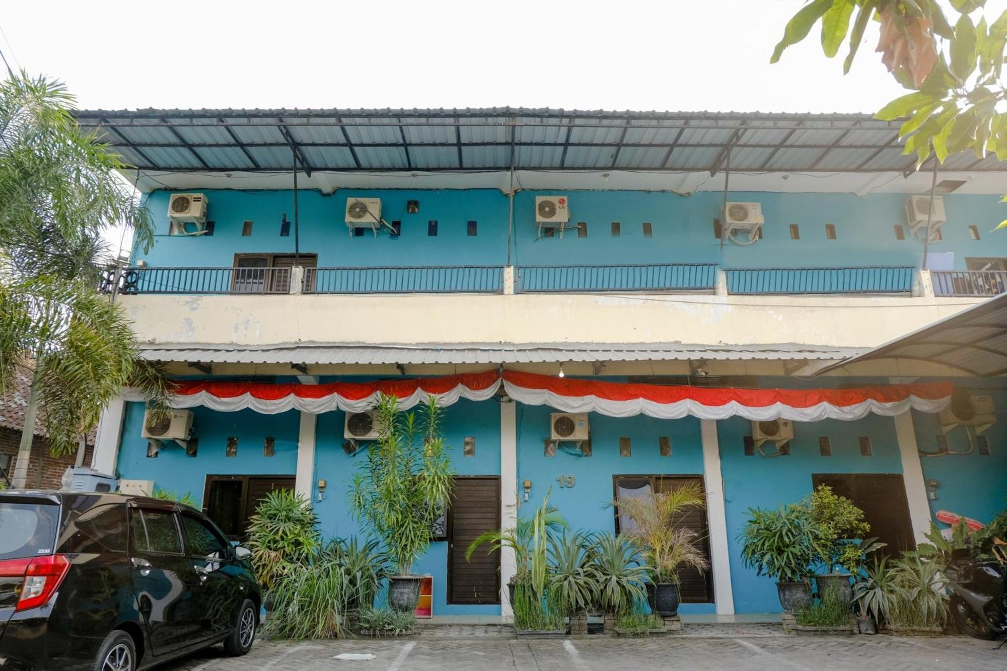Oyo 1784 Hj. Aniek Residence Madiun Bagian luar foto