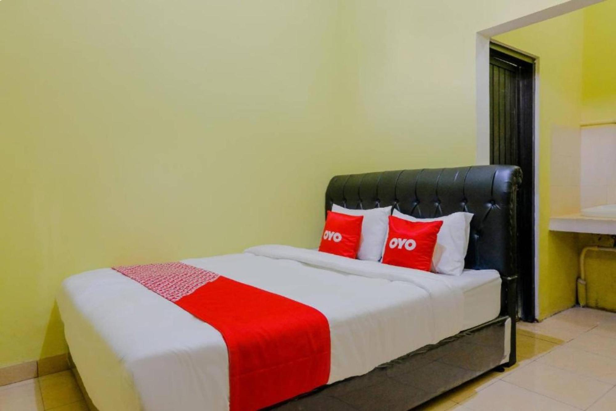 Oyo 1784 Hj. Aniek Residence Madiun Bagian luar foto