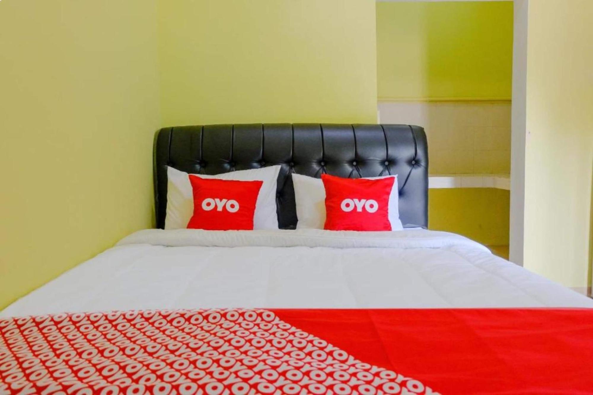 Oyo 1784 Hj. Aniek Residence Madiun Bagian luar foto