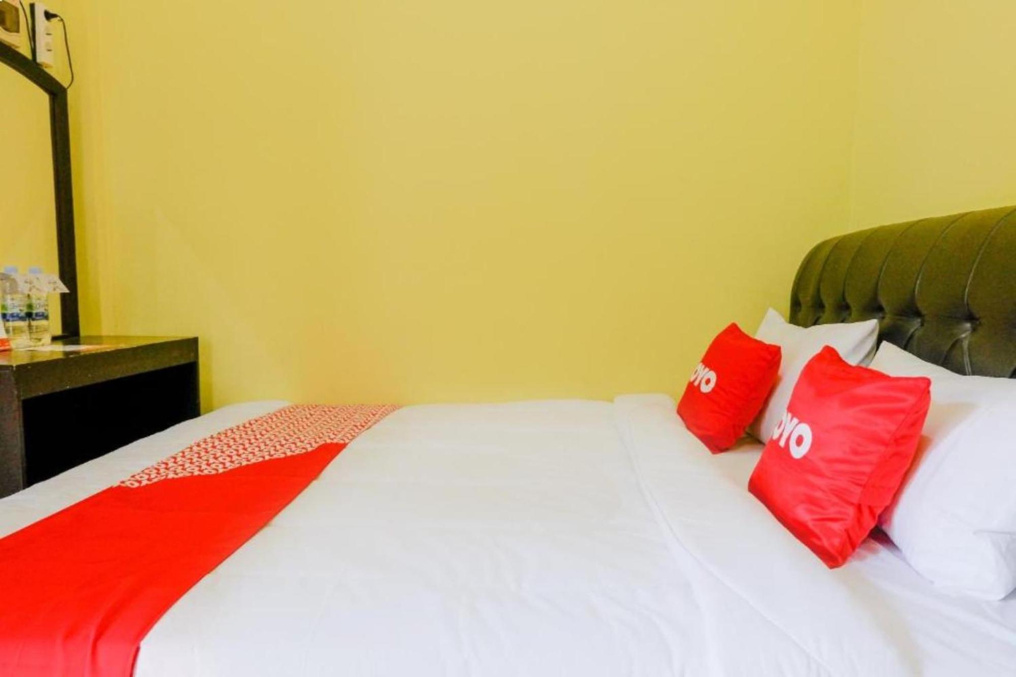 Oyo 1784 Hj. Aniek Residence Madiun Bagian luar foto