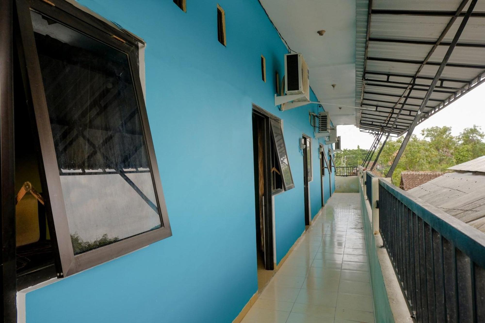 Oyo 1784 Hj. Aniek Residence Madiun Bagian luar foto