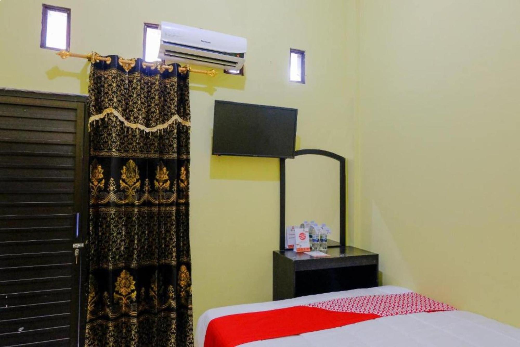 Oyo 1784 Hj. Aniek Residence Madiun Bagian luar foto