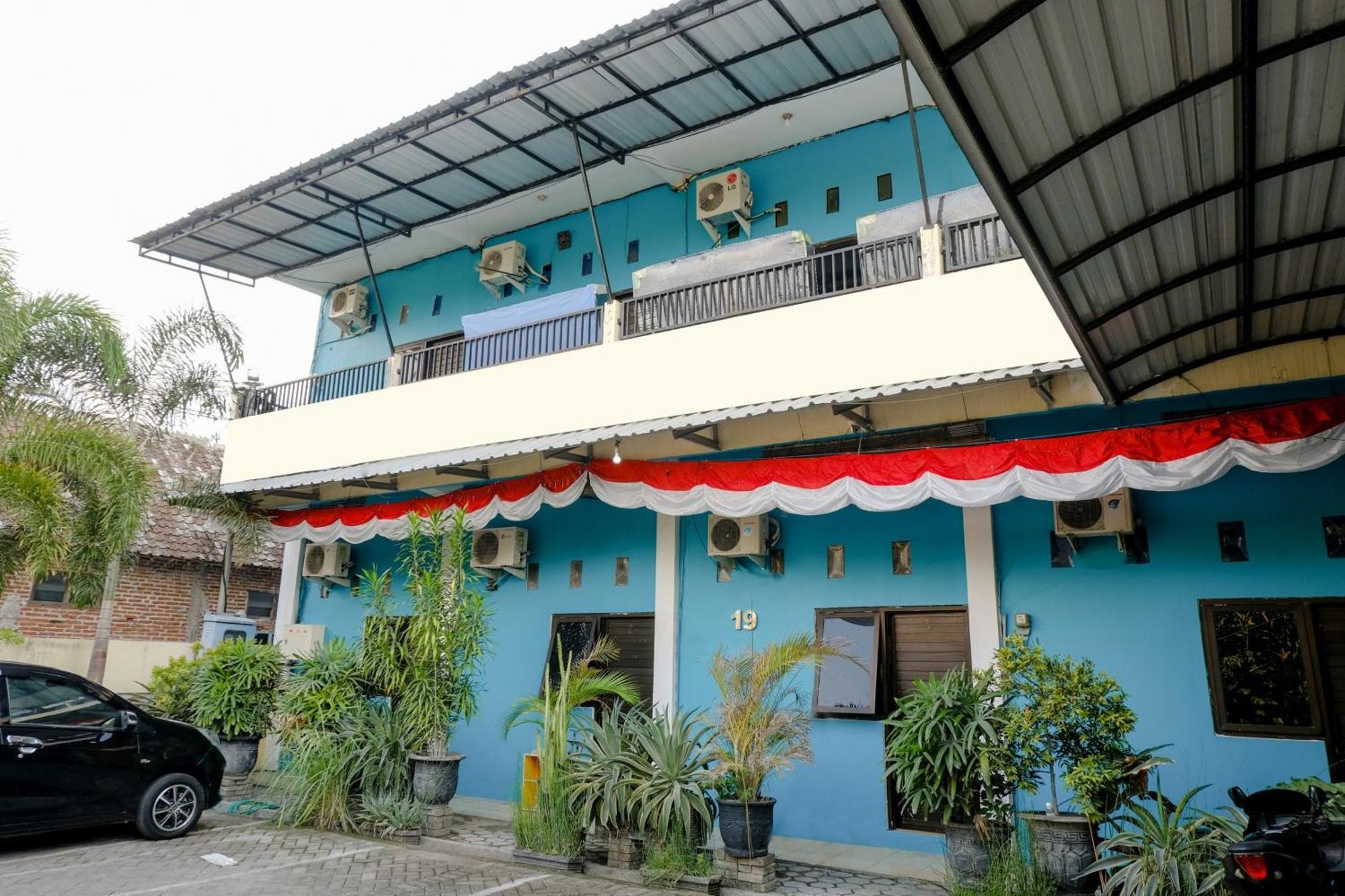 Oyo 1784 Hj. Aniek Residence Madiun Bagian luar foto